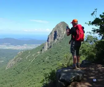 📰 PROPOSTA CRIA PONTOS SOS NA TRILHA DO PICO DO FRADE O vereador Dudu do Turismo indicou ao prefeito a instalação de totens de comunicação de emergência na Trilha do Pico do Frade, uma das mais procuradas em Angra dos Reis. A indicaç pontos SOS na Trilha do Pico do Frade